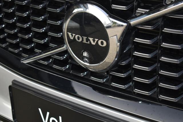 Volvo XC90 T8 Plug-in hybrid AWD Ultra Dark | Verwarmde, Geventileerde en Masserende Voorstoelen | Luchtvering | Panoramisch Schuif-/Kanteldak | Semi-Elektrische Trekhaak | 360º Camera | Gelamineerd en Getint Glas Achter| Bowers & Wilkins |