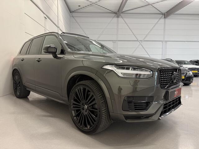 Volvo XC90 T8 Recharge AWD R-Design PANO/LUCHTVERING/B&W/TREKHAAK/22"BLACK/HEAD-UP/MASSAGE+VENTILATIE/NAPPA-LEER/360CAMERA/PINE-GREY/DONKERE-ALCANTARA HEMEL/VOLLEDIG VOLVO DEALER HISTORIE