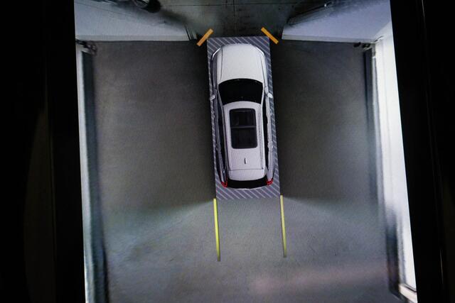 Volvo XC90 2.0 T8 Recharge AWD Ultimate Dark | LUCHTVERING | PANORAMADAK | ACHTERBANKVERWARMING | BOWER & WILKINS | HEAD UP | 360 CAMRA | TREKHAAK | 22"