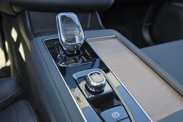 Volvo XC90 T8 Recharge AWD Ultra Dark - Luchtvering - Panorama/schuifdak - IntelliSafe Assist & Surround - 360º Camera - Harman/Kardon audio - Adaptieve LED koplampen - Verwarmde voorstoelen, stuur & achterbank - Parkeersensoren voor & achter - Elektr. bedienb. voor