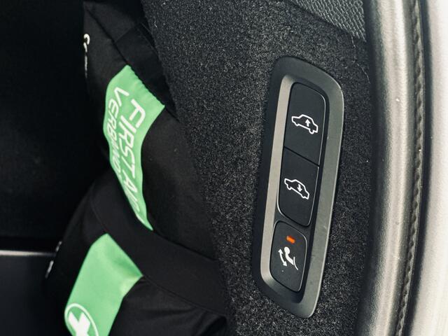 Volvo XC90 2.0 T8 Recharge AWD | Hybrid | Parelmoer White | Luchtvering | Bower & Wilkins | Panodak | Stoelen ventilatie/massage | Trekhaak |