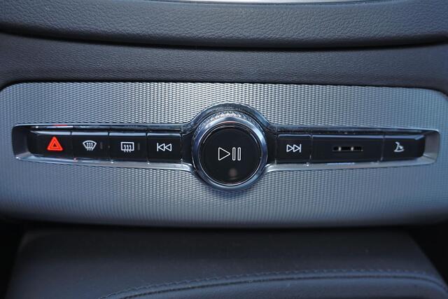 Volvo XC90 T8 Recharge AWD Ultimate Bright - Panorama/schuifdak - IntelliSafe Assist & Surround - Harman/Kardon audio - Adaptieve LED koplampen - Parkeercamera achter - Verwarmde voorstoelen, stuur & achterbank - Parkeersensoren voor & achter - Elektr. bedienb. voor