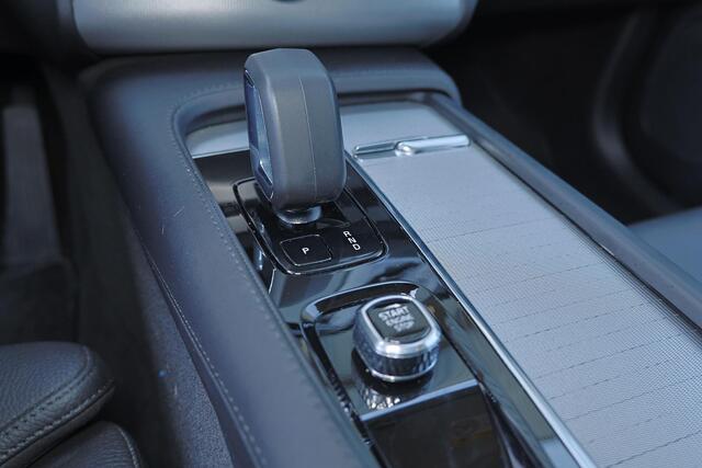 Volvo XC90 T8 Recharge AWD Ultimate Bright - Panorama/schuifdak - IntelliSafe Assist & Surround - Harman/Kardon audio - Adaptieve LED koplampen - Parkeercamera achter - Verwarmde voorstoelen, stuur & achterbank - Parkeersensoren voor & achter - Elektr. bedienb. voor
