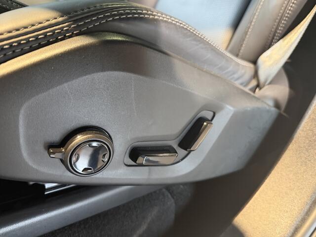 Volvo XC90 2.0 T8 Plug-in hybrid AWD Ultra Dark 7 Pers uitv. MY 26, Panoramadak, Elec. Trekhaak, Luchtvering, Bowers & Wilkens, Stoelverwarming en stuurwielverwarming met massagestoelen