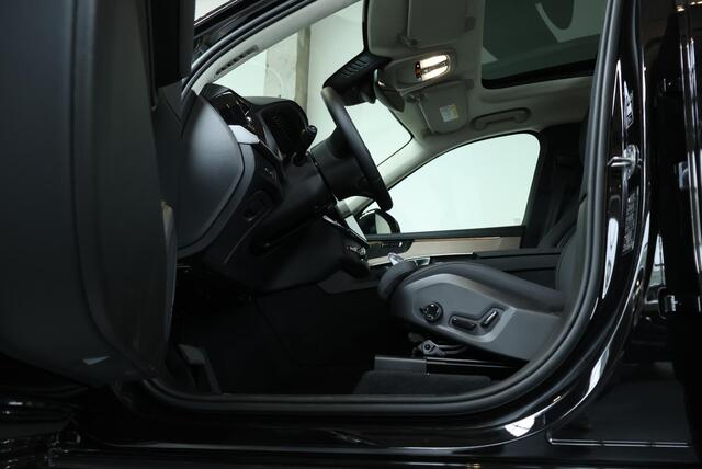 Volvo XC90 T8 Plug-in hybrid AWD Ultra Bright | Demo Deal | Panoramadak | Google infotainment | Stoelverwarming | Stuurwielverwarming | Parkeerverwarming | 7-zitplaatsen | Luchtvering | Volvo Guard Alarm | Parkeersensoren voor + achter | 360° Parkeercamera