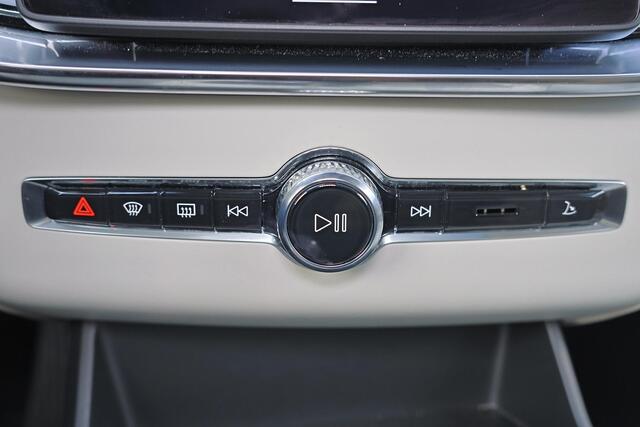 Volvo XC90 T8 Recharge AWD Plus Dark - Luchtvering - Panorama/schuifdak - IntelliSafe Assist & Surround - 360º Camera - Bowers & Wilkins audio - Adaptieve LED koplampen - Verwarmde voorstoelen, stuur & achterbank - Parkeersensoren voor & achter - Elektr. bedienb. vo