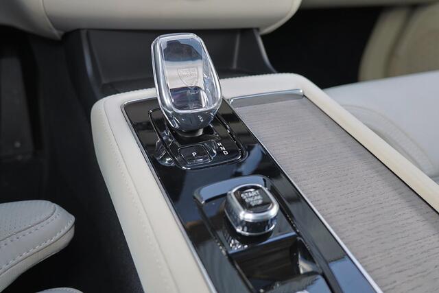 Volvo XC90 T8 Recharge AWD Plus Dark - Luchtvering - Panorama/schuifdak - IntelliSafe Assist & Surround - 360º Camera - Bowers & Wilkins audio - Adaptieve LED koplampen - Verwarmde voorstoelen, stuur & achterbank - Parkeersensoren voor & achter - Elektr. bedienb. vo