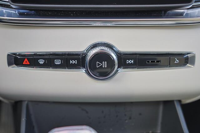 Volvo XC90 T8 Recharge AWD Plus Dark - Luchtvering - Panorama/schuifdak - IntelliSafe Assist & Surround - 360º Camera - Bowers & Wilkins audio - Adaptieve LED koplampen - Verwarmde voorstoelen, stuur & achterbank - Parkeersensoren voor & achter - Elektr. bedienb. vo