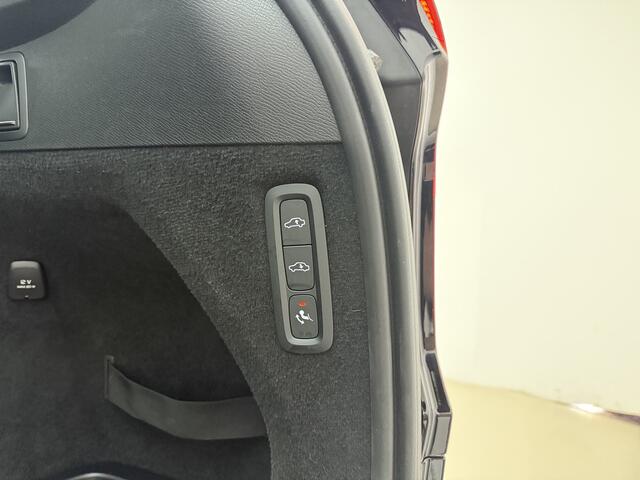 Volvo XC90 T8 Plug-in hybrid AWD Ultra Dark | Schuif\kantel dak | B & W Audio | Voorstoelen verwarmd en verkoeld | Trekhaak |