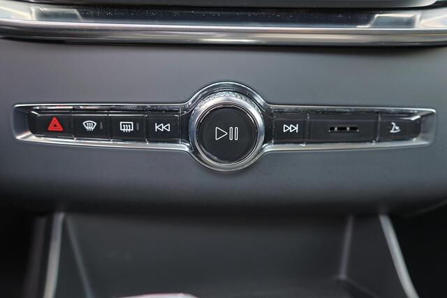 Volvo XC90 T8 Recharge AWD Ultra Dark - Luchtvering - Panorama/schuifdak - IntelliSafe Assist & Surround - 360º Camera - Bowers & Wilkins audio - Adaptieve LED koplampen - Verwarmde voorstoelen, stuur & achterbank - Parkeersensoren voor & achter - Elektr. bedienb. v