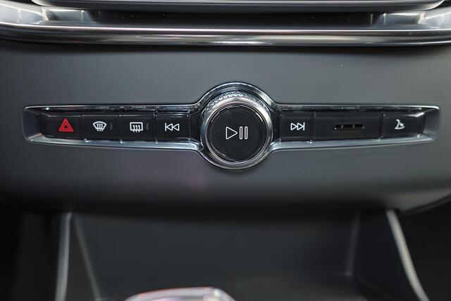Volvo XC90 T8 Recharge AWD Ultra Dark - Luchtvering - Panorama/schuifdak - IntelliSafe Assist & Surround - 360º Camera - Bowers & Wilkins audio - Verwarmde voorstoelen, stuur & achterbank - Parkeersensoren voor & achter - Elektr. bedienb. voorstoelen met geheugen - 