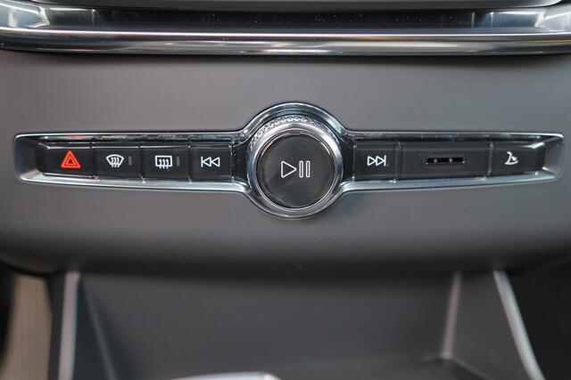 Volvo XC90 T8 Recharge AWD Ultra Dark Exec. Ed. - Luchtvering - IntelliSafe Assist & Surround - 360º Camera - Bowers & Wilkins audio - Adaptieve LED koplampen - Verwarmde voorstoelen, stuur & achterbank - Parkeersensoren voor & achter - Elektr. bedienb. voorstoelen 