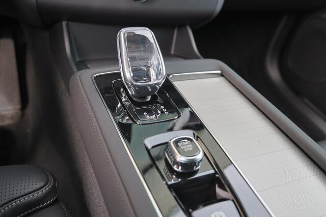 Volvo XC90 T8 Recharge AWD Ultra Dark Exec. Ed. - Luchtvering - IntelliSafe Assist & Surround - 360º Camera - Bowers & Wilkins audio - Adaptieve LED koplampen - Verwarmde voorstoelen, stuur & achterbank - Parkeersensoren voor & achter - Elektr. bedienb. voorstoelen 