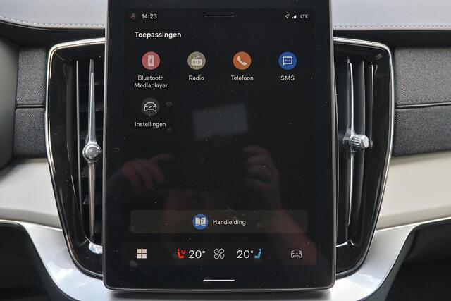 Volvo XC90 T8 Recharge AWD Ultra Dark Exec. Ed. - Luchtvering - Panorama/schuifdak - IntelliSafe Assist & Surround - 360º Camera - Bowers & Wilkins audio - Adaptieve LED koplampen - Verwarmde voorstoelen, stuur & achterbank - Parkeersensoren voor & achter - Elektr. 