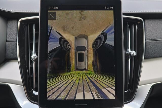 Volvo XC90 T8 Recharge AWD Ultra Dark Exec. Ed. - Luchtvering - Panorama/schuifdak - IntelliSafe Assist & Surround - 360º Camera - Bowers & Wilkins audio - Adaptieve LED koplampen - Verwarmde voorstoelen, stuur & achterbank - Parkeersensoren voor & achter - Elektr. 