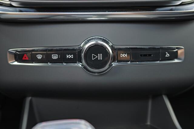 Volvo XC90 T8 Recharge AWD Ultra Dark Exec. Ed. - Luchtvering - Panorama/schuifdak - IntelliSafe Assist & Surround - 360º Camera - Bowers & Wilkins audio - Adaptieve LED koplampen - Verwarmde voorstoelen, stuur & achterbank - Parkeersensoren voor & achter - Elektr. 