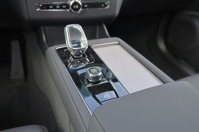 Volvo XC90 T8 Recharge AWD Ultra Dark Exec. Ed. - Luchtvering - Panorama/schuifdak - IntelliSafe Assist & Surround - 360º Camera - Bowers & Wilkins audio - Adaptieve LED koplampen - Verwarmde voorstoelen, stuur & achterbank - Parkeersensoren voor & achter - Elektr. 