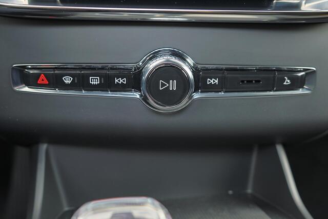 Volvo XC90 T8 Recharge AWD Ultra Dark Exec. Ed. - Luchtvering - Panorama/schuifdak - IntelliSafe Assist & Surround - 360º Camera - Bowers & Wilkins audio - Adaptieve LED koplampen - Verwarmde voorstoelen, stuur & achterbank - Parkeersensoren voor & achter - Elektr. 