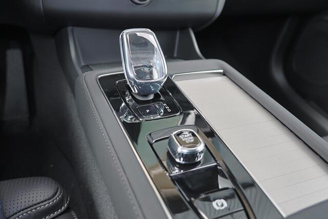Volvo XC90 T8 Recharge AWD Ultra Dark Exec. Ed. - Luchtvering - Panorama/schuifdak - IntelliSafe Assist & Surround - 360º Camera - Bowers & Wilkins audio - Adaptieve LED koplampen - Verwarmde voorstoelen, stuur & achterbank - Parkeersensoren voor & achter - Elektr. 