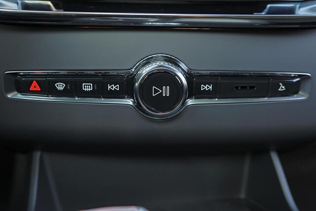 Volvo XC90 T8 Recharge AWD Ultra Black Ed. Exec. - Luchtvering - Panorama/schuifdak - IntelliSafe Assist & Surround - 360º Camera - Bowers & Wilkins audio - Adaptieve LED koplampen - Verwarmde voorstoelen, stuur & achterbank - Parkeersensoren voor & achter - Elektr.