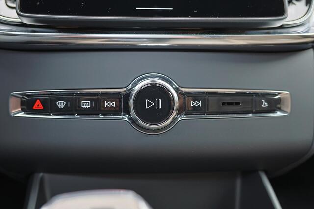 Volvo XC90 T8 Recharge AWD Ultra Dark Exec. Ed. - Luchtvering - Panorama/schuifdak - IntelliSafe Assist & Surround - 360º Camera - Bowers & Wilkins audio - Adaptieve LED koplampen - Verwarmde voorstoelen, stuur & achterbank - Parkeersensoren voor & achter - Elektr. 