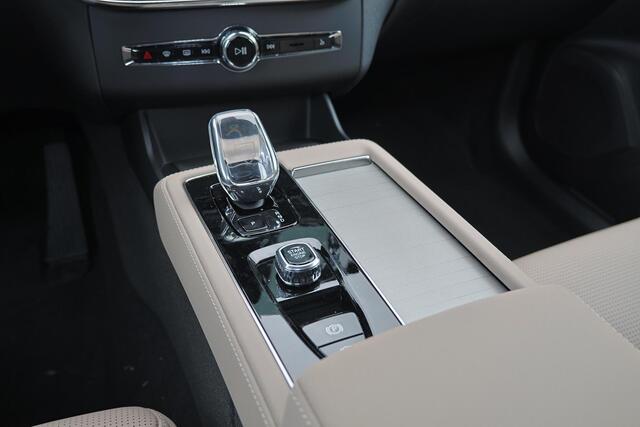 Volvo XC90 T8 Recharge AWD Ultra Dark Exec. Ed. - Luchtvering - Panorama/schuifdak - IntelliSafe Assist & Surround - 360º Camera - Bowers & Wilkins audio - Adaptieve LED koplampen - Verwarmde voorstoelen, stuur & achterbank - Parkeersensoren voor & achter - Elektr. 
