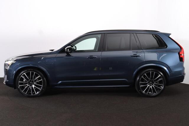 Volvo XC90 T8 Recharge AWD Black Edition Ultra Dark Exec. Ed. - Luchtvering - Panorama/schuifdak - IntelliSafe Assist & Surround - 360º Camera - Bowers & Wilkins audio - Adaptieve LED koplampen - Verwarmde voorstoelen, stuur & achterbank - Parkeersensoren voor & ach
