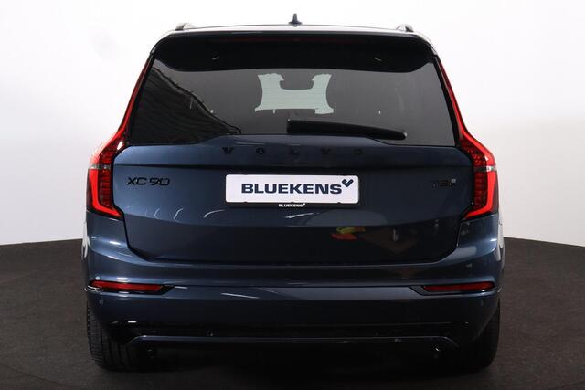 Volvo XC90 T8 Recharge AWD Black Edition Ultra Dark Exec. Ed. - Luchtvering - Panorama/schuifdak - IntelliSafe Assist & Surround - 360º Camera - Bowers & Wilkins audio - Adaptieve LED koplampen - Verwarmde voorstoelen, stuur & achterbank - Parkeersensoren voor & ach