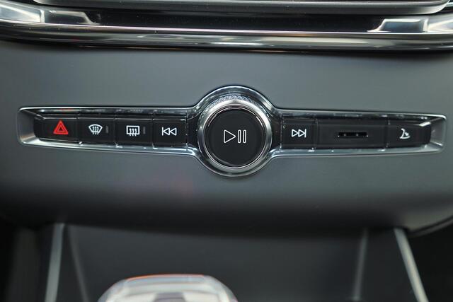 Volvo XC90 T8 Recharge AWD Black Edition Ultra Dark Exec. Ed. - Luchtvering - Panorama/schuifdak - IntelliSafe Assist & Surround - 360º Camera - Bowers & Wilkins audio - Adaptieve LED koplampen - Verwarmde voorstoelen, stuur & achterbank - Parkeersensoren voor & ach