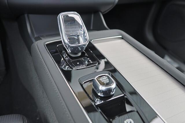 Volvo XC90 T8 Recharge AWD Black Edition Ultra Dark Exec. Ed. - Luchtvering - Panorama/schuifdak - IntelliSafe Assist & Surround - 360º Camera - Bowers & Wilkins audio - Adaptieve LED koplampen - Verwarmde voorstoelen, stuur & achterbank - Parkeersensoren voor & ach