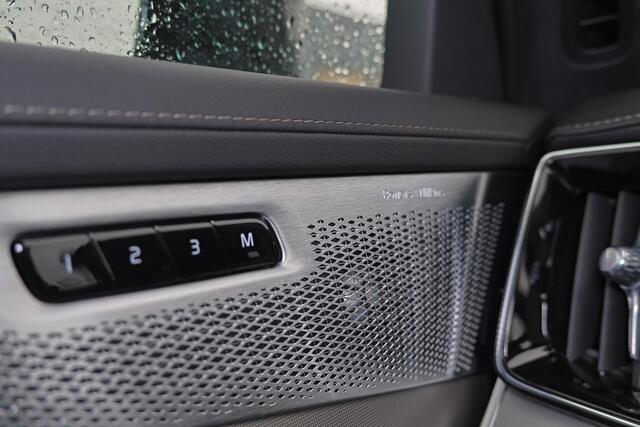 Volvo XC90 T8 Recharge AWD Black Edition Ultra Dark Exec. Ed. - Luchtvering - Panorama/schuifdak - IntelliSafe Assist & Surround - 360º Camera - Bowers & Wilkins audio - Adaptieve LED koplampen - Verwarmde voorstoelen, stuur & achterbank - Parkeersensoren voor & ach