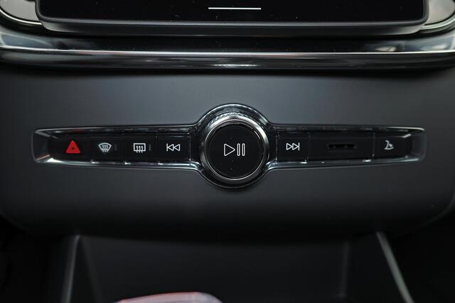 Volvo XC90 T8 Recharge AWD Ultra Dark Exec. Ed. - Luchtvering - Panorama/schuifdak - IntelliSafe Assist & Surround - 360º Camera - Bowers & Wilkins audio - Adaptieve LED koplampen - Verwarmde voorstoelen, stuur & achterbank - Parkeersensoren voor & achter - Elektr. 