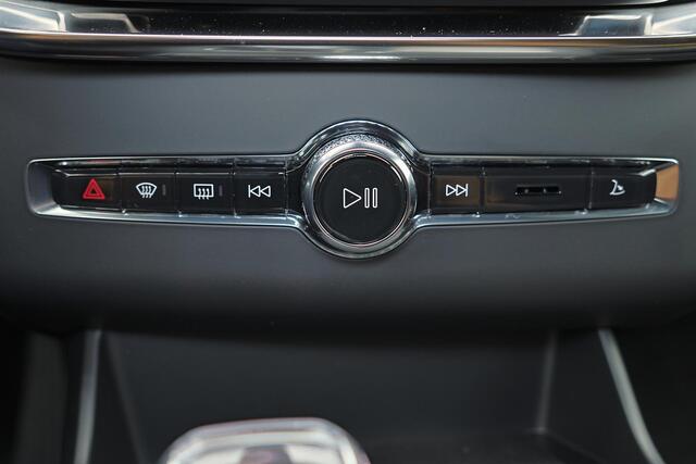 Volvo XC90 T8 Recharge AWD Ultra Black Ed. Exec. - Luchtvering - Panorama/schuifdak - IntelliSafe Assist & Surround - 360º Camera - Bowers & Wilkins audio - Verwarmde voorstoelen, stuur & achterbank - Parkeersensoren voor & achter - Elektr. bedienb. voorstoelen met