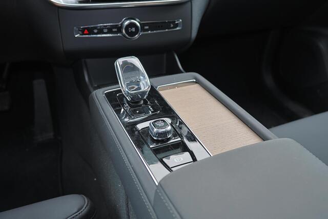 Volvo XC90 T8 Recharge AWD Plus Dark - Luchtvering - Panorama/schuifdak - IntelliSafe Assist & Surround - 360º Camera - Harman/Kardon audio - Adaptieve LED koplampen - Verwarmde voorstoelen, stuur & achterbank - Parkeersensoren voor & achter - Elektr. bedienb. voors