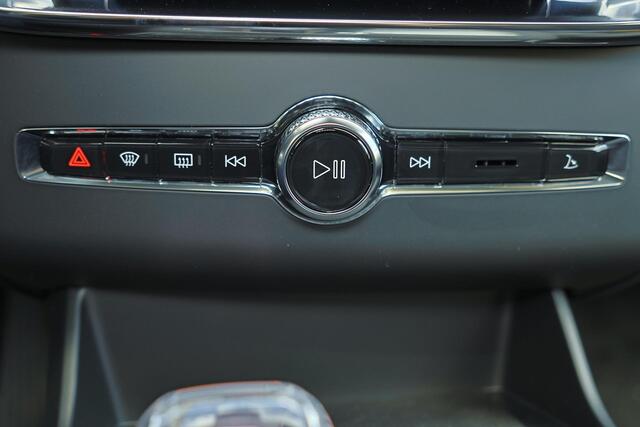 Volvo XC90 T8 Recharge AWD Ultra Dark Exec. Ed. - Luchtvering - Panorama/schuifdak - IntelliSafe Assist & Surround - 360º Camera - Bowers & Wilkins audio - Adaptieve LED koplampen - Verwarmde voorstoelen, stuur & achterbank - Parkeersensoren voor & achter - Elektr. 