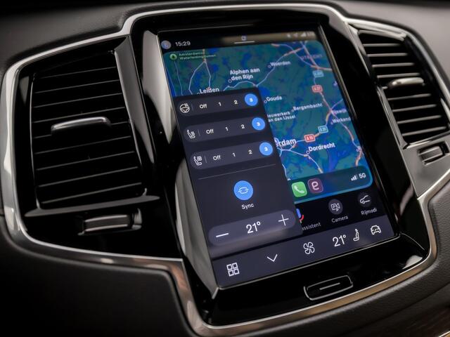 Volvo XC90 2.0 T8 Recharge AWD Plus Bright 7 Persoons 456Pk Automaat (ULTIMATE DARK, PANORAMADAK, LUCHTVERING, BOWERS&WILKINS, ALCANTARA HEMELBEKLEDING, HEAD-UP DISPLY, MEMORY SEATS, 360 CAMERA, STOELVENTILATIE, TREKHAAK, NIEUWSTAAT)