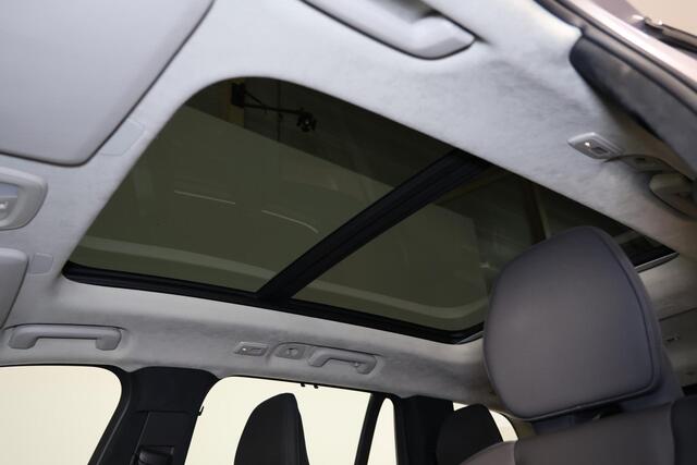 Volvo XC90 T8 Recharge AWD Ultra Bright - Luchtvering - Panorama/schuifdak - IntelliSafe Assist & Surround - 360º Camera - Bowers & Wilkins audio - Adaptieve LED koplampen - Verwarmde voorstoelen, stuur & achterbank - Parkeersensoren voor & achter - Elektr. bedienb.