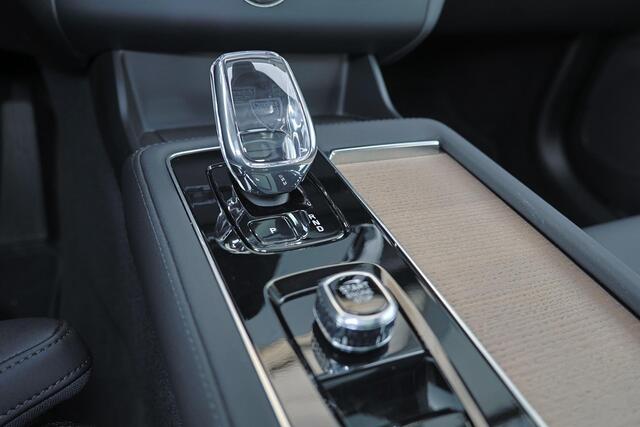 Volvo XC90 T8 Recharge AWD Ultra Bright - Luchtvering - Panorama/schuifdak - IntelliSafe Assist & Surround - 360º Camera - Bowers & Wilkins audio - Adaptieve LED koplampen - Verwarmde voorstoelen, stuur & achterbank - Parkeersensoren voor & achter - Elektr. bedienb.