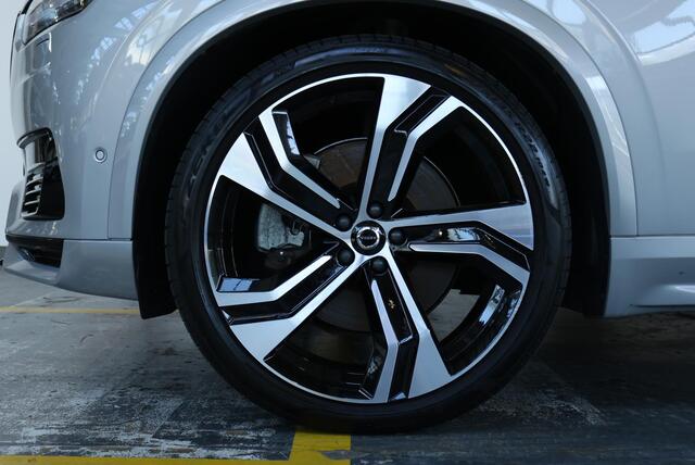 Volvo XC90 T8 Recharge AWD Ultimate Dark | Luchtvering | Bowers & Wilkins Premium Audio | Google Infotainment | 22" Lichtmetalen velgen | 360° Parkeercamera | Parkeersensoren voor + achter |