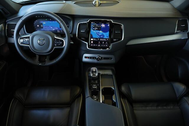 Volvo XC90 T8 Recharge AWD Ultimate Dark | Luchtvering | Bowers & Wilkins Premium Audio | Google Infotainment | 22" Lichtmetalen velgen | 360° Parkeercamera | Parkeersensoren voor + achter |