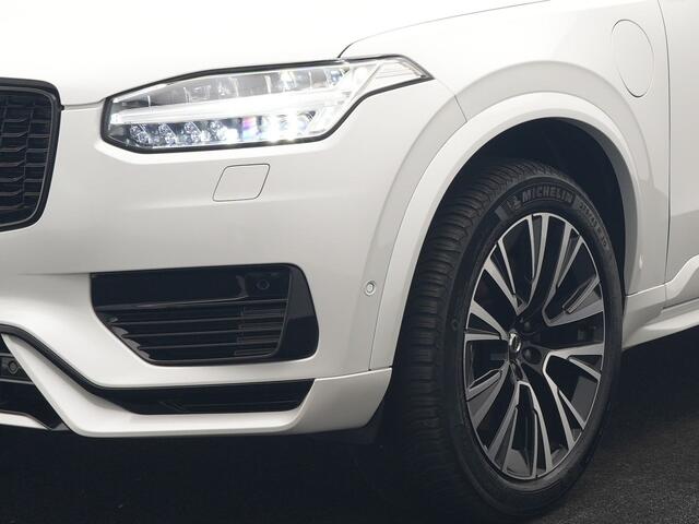 Volvo XC90 T8 Recharge AWD R-Design 7 Persoons LONG RANGE PHEV 455pk Dealer O.H. | Trekhaak Af Fabriek | Luchtvering | Panodak | Adaptive Cruise | 360 Camera | Harman / Kardon | Lederen Sportstoelen Memory & Ventilatie | Stuur Verwarmd | Keyless | Blis | 20"L.M | Pl