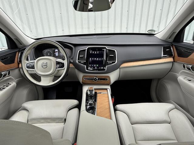 Volvo XC90 2.0 T8 Recharge AWD R-Design / SoH accupakket 97% / Dealer onderhouden / 7 Persoons / Panoramisch schuif/kantel dak / Geheugenfunctie voorstoelen / Elektrisch wegklapbare trekhaak 2350 kg trekgewicht / Harman Kardon Audio / All Season banden / Apple CarPl