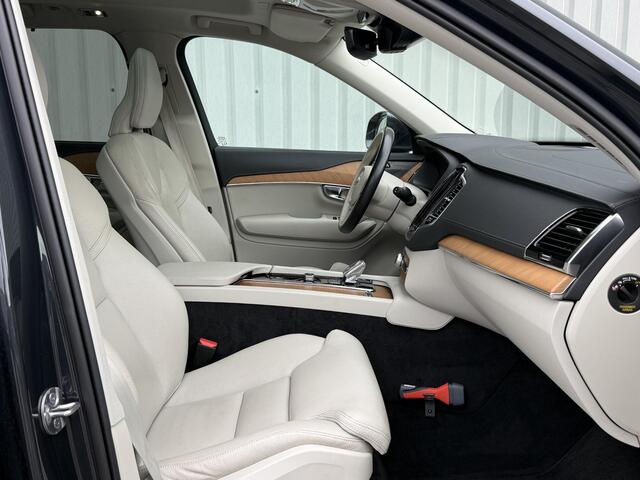 Volvo XC90 2.0 T8 Recharge AWD R-Design / SoH accupakket 97% / Dealer onderhouden / 7 Persoons / Panoramisch schuif/kantel dak / Geheugenfunctie voorstoelen / Elektrisch wegklapbare trekhaak 2350 kg trekgewicht / Harman Kardon Audio / All Season banden / Apple CarPl
