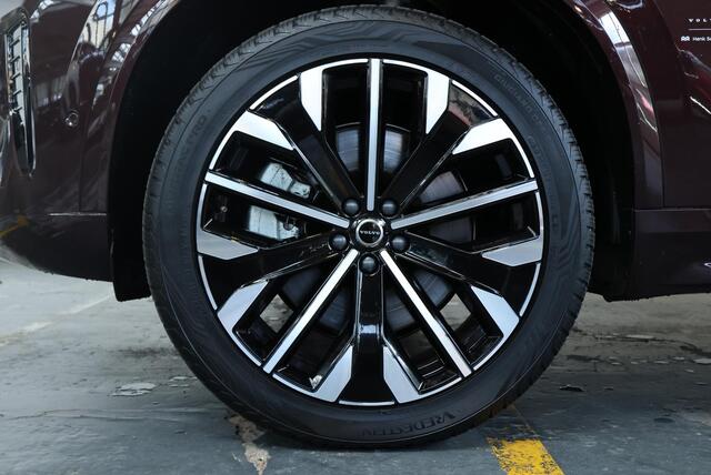Volvo XC90 T8 Plug-in hybrid AWD Ultra Dark | Luchtvering | Panoramadak | Trekhaak | Premium audio by Bowers&Wilkins | Verwarmbare voorstoelen met massagefunctie |